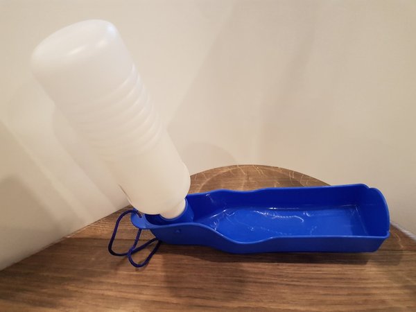 Hundetrinkflasche mit integrierter Wasserschale